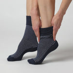 Laden und Abspielen von Videos im Galerie-Viewer, 3 Paar Baumwollsocken mit College-Streifen für Damen – Denim
