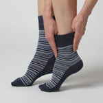 Laden und Abspielen von Videos im Galerie-Viewer, 3 Paar Damen-Baumwollsocken mit verschiedenen Streifen, City-Muster, Marineblau
