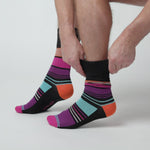 Laden und Abspielen von Videos im Galerie-Viewer, 3 Paar Baumwollsocken für Herren in Colourburst-Optik – Vibrant Vision
